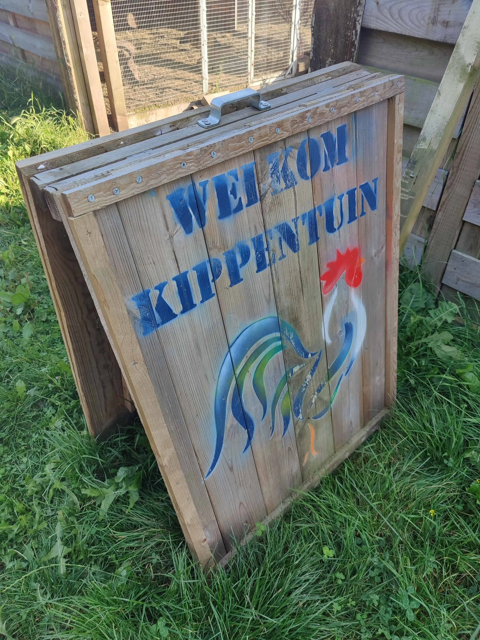 Het welkomstbord aan de ingang van De Kippentuin